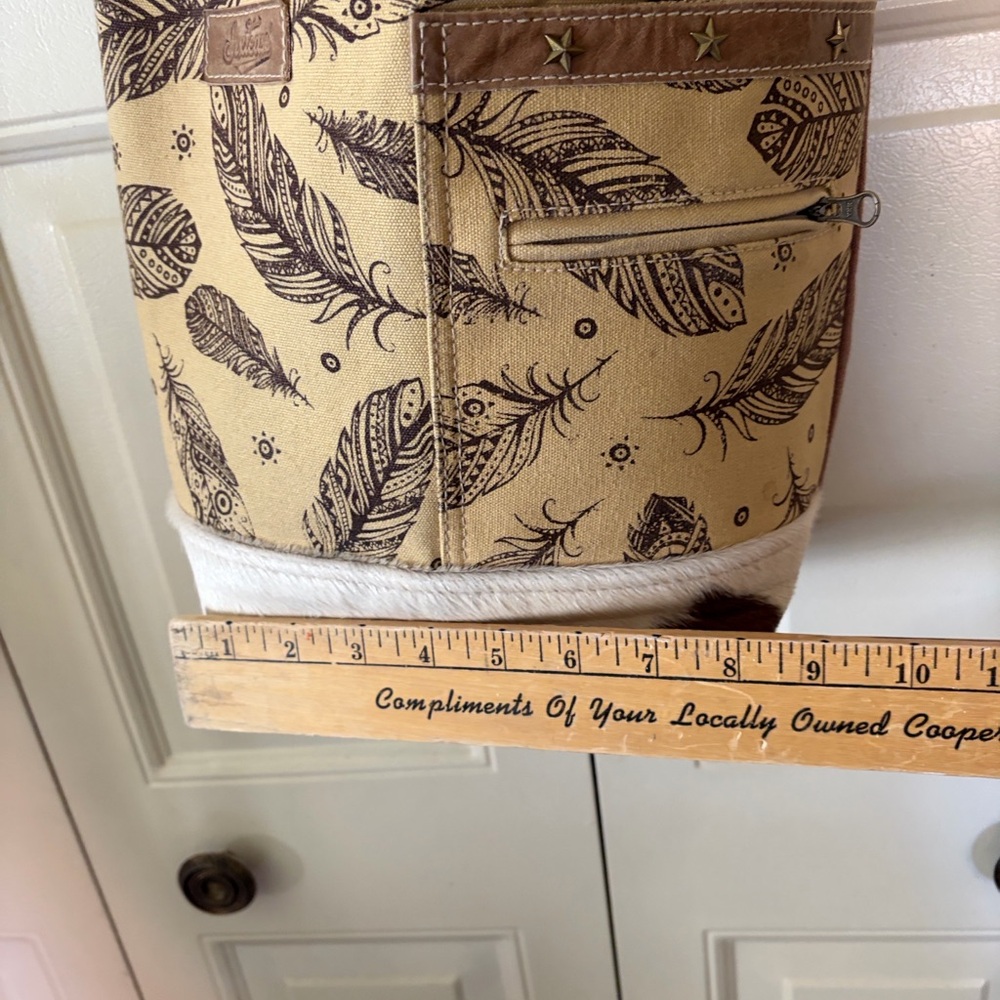 Sixtease Faux Cowhide Canvas Cowgirl Chic Purse Feathers Western Adj. Strap - Picture 5 of 12
